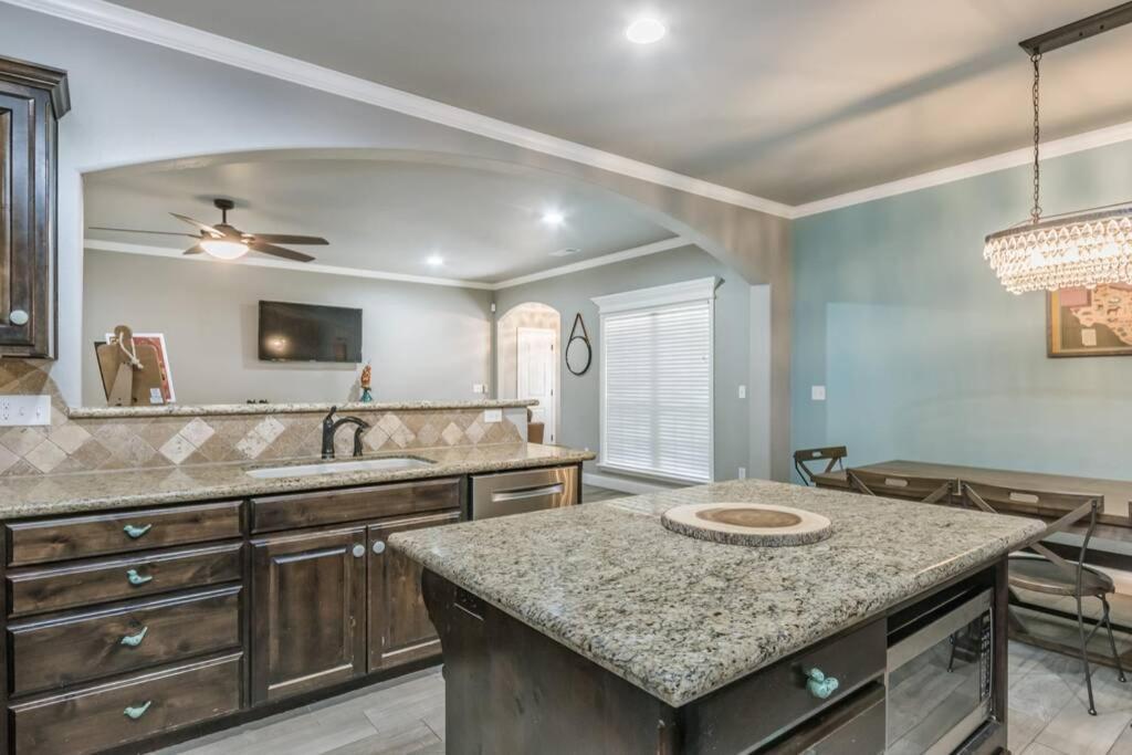 Cheerful 3 Bedroom Home, King Bed, 10 Min From Palo Duro Canyon, Fireplace, Washer Dryer Bagian luar foto