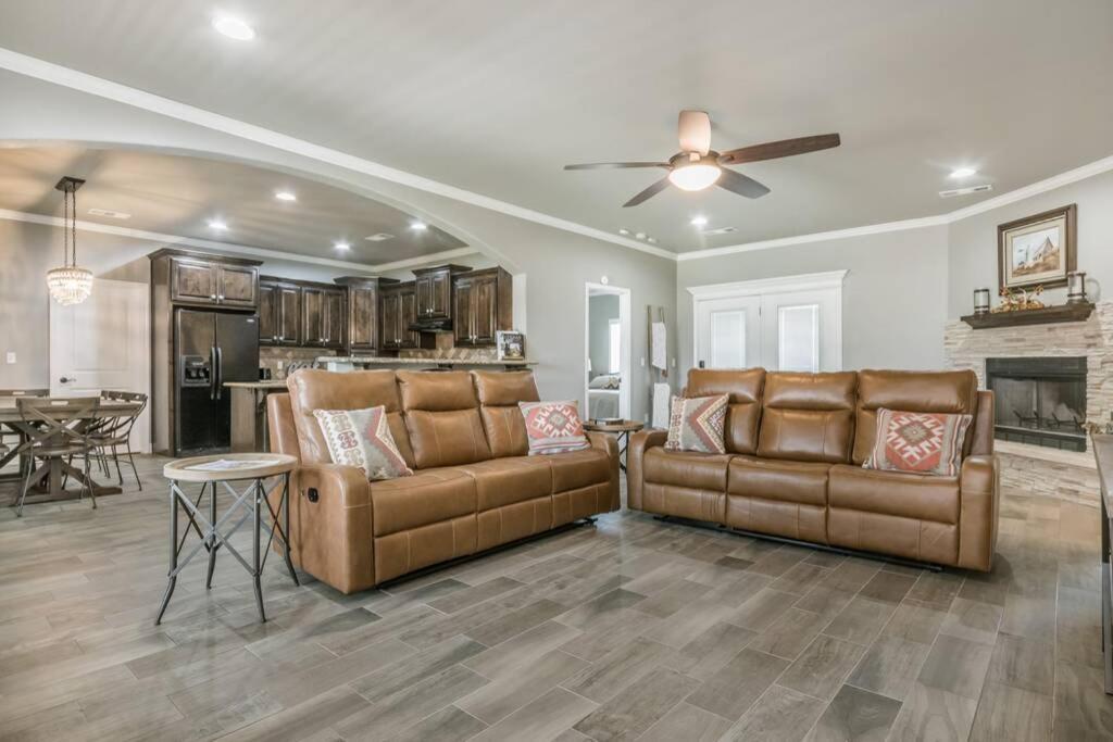 Cheerful 3 Bedroom Home, King Bed, 10 Min From Palo Duro Canyon, Fireplace, Washer Dryer Bagian luar foto